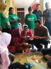Wakil Walikota Yogyakarta saat membersamai pelatihan membuat sabun cuci dari minyak jelantah di Balai Serbaguna Kelurahan Bausasran, Sabtu, 15/02/2020