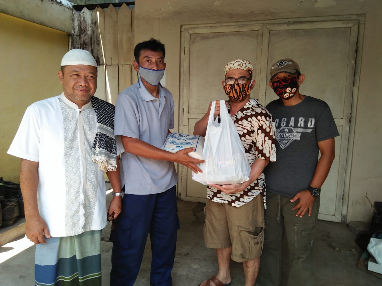 Gee Batik Beri Sembako Untuk Warga Ekonomi Rentan Di Lempuyangan